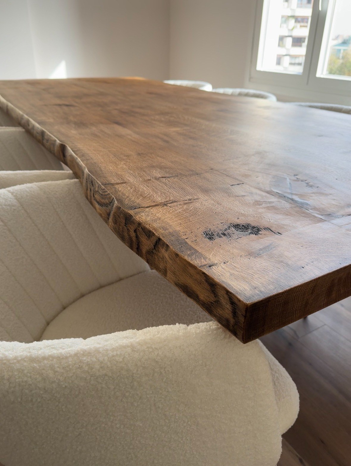 Detalle de veta de madera y tapizado claro